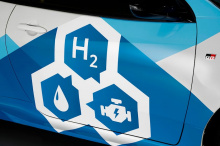 Как и в том проекте Yamaha, похоже, что у этого Renault есть настоящий двигатель, работающий на водороде, исходя из формулировки Renault о «водородном двигателе». Однако компания не стала углубляться в технические особенности силового агрегата. Франц