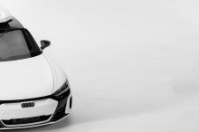 Новые колеса, возможно, не всем нравятся, но они, безусловно, работают на Audi. В них есть что-то ретро-раллийное, что, без сомнения, исходит из окрашенных в белый цвет дисков Rotiform Aerodisc, установленных спереди. Сзади арки красиво заполняют NGO