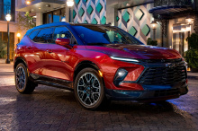 Chevy только что подтвердил, что Blazer EV будет иметь высокопроизводительный вариант Super Sport (SS). Краткий тизер автомобиля представлен ниже. Помимо одной отделки Camaro, имя SS не появлялось со времен злополучного седана Chevy с двигателем V8 в