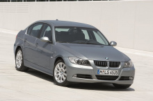 Транспортные средства, затронутые проблемой, включают BMW 3-й серии, 5-й серии, 1-й серии, X5, X3 и Z4, выпущенные с 2006 по 2013 год. BMW не сообщил, у какого двигателя (двигателей) есть проблемный клапан, но все шесть из этих моделей в течение этог