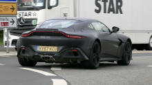Фотографы-шпионы ранее заметили, что новый Aston Martin V12 Vantage проходит программу разработки, показывая сдвоенные выхлопные трубы, установленные по центру, а не более широкую установку V8. Автомобиль-прототип также имеет небольшую заслонку, созд