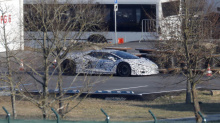 На этом испытательном автомобиле присутствуют классические черты дизайна Lamborghini, такие как остроконечные боковые зеркала заднего вида, крыша с двойным куполом и трапециевидные стоп-сигналы. Сзади — сдвоенная выхлопная труба и огромный диффузор.
