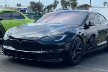 Теперь, когда в Model S будет использоваться система помощи водителю только с камерой, задний радар был удален. Клетчатые модели также имеют менее заметный значок на крышке багажника. Наконец, дверца, закрывающая зарядный порт рядом с левым задним фо