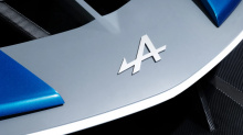 Alpine подчеркивает, как ее модели могут выглядеть в будущем, с помощью недавно представленного концепта A4810, который дает представление о том, как может выглядеть суперкар Alpine с водородным двигателем к 2035 году.