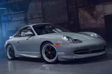 Если говорить об интерьере, Porsche заменил устаревшее головное устройство на совместимое с Android Auto и Apple Carplay, а также полностью восстановил и изменил материалы внутри 996 Carrera.
