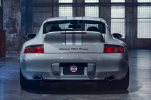 Если говорить об интерьере, Porsche заменил устаревшее головное устройство на совместимое с Android Auto и Apple Carplay, а также полностью восстановил и изменил материалы внутри 996 Carrera.