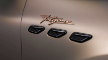 Folgore означает «молния» на итальянском языке, и мы ожидаем, что отныне это имя будет появляться на конце каждого чисто электрического Maserati. Эта новая модель Grecale Folgore, расположенная ниже Levante, будет конкурировать с Tesla Model Y, Audi 