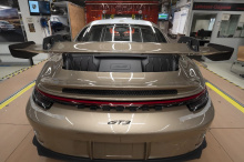 Перед вами созданный по индивидуальному заказу Porsche 911 GT3 для Леха Кина, профессионального гонщика, который принимает участие в моносерии Porsche Carrera Cup North America. Он также побил мировой рекорд скорости в помещении в прошлом году на Tay