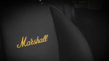Тема продолжается внутри: приборная панель и педали были окрашены в матовый золотой цвет, с тем же оттенком для строчки и тонких полос вдоль кожаной обивки. Логотип Marshall также вышит на спинках сидений.