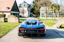 Помимо демонстрации сделанного на заказ творения, Bugatti также объявил, что поставки Chiron Super Sport начались и что все «слоты для сборки теперь зарезервированы, с обширным списком ожидания».