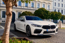 Что касается дизайна, мы бы назвали нынешний BMW 8 серии Gran Coupe «последовательным». Присутствуют многие традиционные элементы дизайна бренда. Есть широко расставленные фары с закругленными линзами, которые, конечно же, освобождают место для фирме