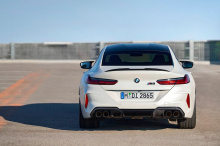 Что касается дизайна, мы бы назвали нынешний BMW 8 серии Gran Coupe «последовательным». Присутствуют многие традиционные элементы дизайна бренда. Есть широко расставленные фары с закругленными линзами, которые, конечно же, освобождают место для фирме