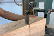 Woodworking Art использует ленточную пилу для удаления кусочков за раз, пока не станет видна грубая форма. 