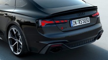 Audi анонсировала новые пакеты Competition и Competition Plus, выпущенные ограниченным тиражом, для RS 4 Avant и RS 5, призванные раскрыть весь потенциал полноприводного шасси каждого автомобиля. Обе модели продолжают производить 444 л.с. от того же 