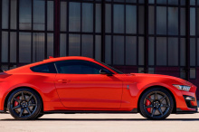 Дебютировав в 2013 году, нынешний Mustang не намного новее Dodge.