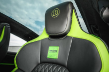 Именно в салоне качество Brabus действительно сияет благодаря интерьеру Brabus Masterpiece ярко-зеленого цвета, напоминающего собственный кислотно-зеленый цвет Porsche. 