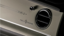 Компания Bentley украсила Azure First Edition штрихами, которые помогут ей выделиться на фоне обычной модели Azure. Внутри и снаружи есть значки «First Edition», а также новая вышивка на сиденьях. Он также добавляет несколько дополнительных опций в с
