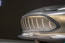 Дизайнеры Mercedes включили характерные для AMG элементы дизайна, такие как вертикальные решетки радиатора, хотя решетка закрыта, потому что этот автомобиль не требует такого сильного охлаждения.