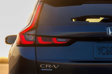 Как и спереди, хромированной отделки на задней двери больше нет.