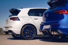 Предлагаются 19-дюймовые колеса с двухцветной черно-синей отделкой, но вы можете взять и простые черные, если предпочитаете более сдержанный вид. Вы также получаете синие крышки зеркал, если только вы не заказываете свой автомобиль в цвете Lapiz Blue
