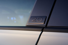 Чтобы отпраздновать 20-летие R, Volkswagen выпускает новую версию 20 Years для автомобиля с большей мощностью и эксклюзивным стилем. Турбочетверка стандартного Golf R генерирует 315 лошадиных сил и 400 Нм крутящего момента. В выпуске 20 Years мощност