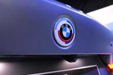 Примечательно, что значки BMW M 50th Anniversary расположены как спереди, так и сзади, а фирменная эмблема xDrive была заменена на более чистый вид. 