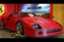 Точная копия последнего творения Энцо Феррари в масштабе 1:1 выставлена на выставке в Legoland в Калифорнии