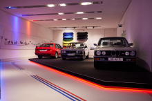 Затем выставка проходит через семь дополнительных залов, посвященных различным темам, включая историю гоночных автомобилей, производство продуктов BMW Individual, «полную историю M с справочной информацией об отличительных цветах», логотип и юбилейны
