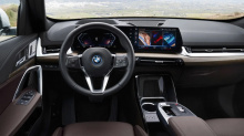 Наряду с демонстрацией своего BMW X1 с двигателем внутреннего сгорания, который также может похвастаться большей электрификацией, чем когда-либо, немецкая фирма представила свой полностью электрический компактный кроссовер iX1.