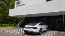 Audi дает представление о том, как может выглядеть зарядка электромобилей в будущем, развертывая больше своих индивидуальных зарядных станций по всей Европе. Если концепция будет хорошо воспринята, существует потенциал для международного развертывани