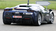 Когда мы заметили эту новую версию Ferrari SF90 на тестах еще в мае, мы подумали, что это обновленная версия гибридного суперкара. Тем не менее, эти последние шпионские снимки указывают на некоторые интересные изменения по сравнению с обычным автомоб