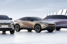 Неудивительно, что Toyota C-HR с ее причудливым стилем и стартовой рекомендованной розничной ценой в 24 130 долларов (1,4 млн рублей) пользуется такой большой популярностью у потребителей по всему миру. Впервые представленный миру в конце 2016 года, 