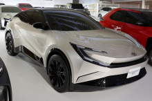 Неудивительно, что Toyota C-HR с ее причудливым стилем и стартовой рекомендованной розничной ценой в 24 130 долларов (1,4 млн рублей) пользуется такой большой популярностью у потребителей по всему миру. Впервые представленный миру в конце 2016 года, 