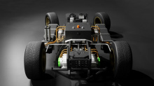 Существует также режим «Race Mode», который активирует два динамика, чтобы воспроизводить до 110 децибел симулированного звука выхлопа V8. Чтобы придать электромобилю GT40 немного больше оригинальности, Everrati представил «виртуальные передачи», где