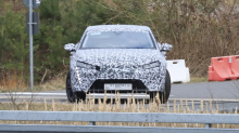 Абсолютно новый Peugeot 408 будет представлен 22 июня, и официальные тизеры подтверждают, что это будет купе-внедорожник. Ранее мы видели, как французская фирма публиковала крупный план носовой части автомобиля, показывающий решетку радиатора и значо