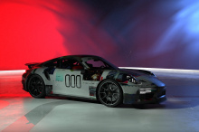 Автомобиль предоставлен коллекционером Porsche Джимом Эдвардсом, а поддержку гонок оказывает журнал 000, посвященный Porsche. Как дань уважения к принту, автомобиль был обернут в уникальную ливрею, установленную Superior Auto Design. Мы увидим это ли