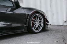 Комплект был специально разработан для автомобилей Corvette C8 Coupe 2020-2021 гг. Он вдохновлен гоночным автомобилем Corvette C8.R Grand Touring и расширяет C8 Corvette на на 4 см спереди и почти на 5 см сзади. Пакет Wide Track, как любит называть е