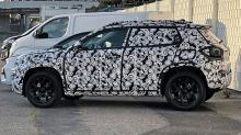 Материнская компания Jeep Stellantis планирует продавать только полностью электрические модели с 2026 года, но этот новый автомобиль, похоже, будет предлагаться с двигателем внутреннего сгорания.