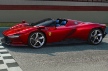 Если вам интересно, почему Ferrari изо всех сил пытается определить причину проблем с двигателем Шарля Леклерка, то это потому, что итальянский производитель взорвал бюджет на световом шоу.