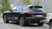 Volkswagen Touareg получил обновление среднего возраста, и фотографы-шпионы засняли обновленный большой внедорожник, проходящий испытания. Нынешний автомобиль дебютировал в 2018 году и столкнулся с множеством конкурентов, от престижного Range Rover д