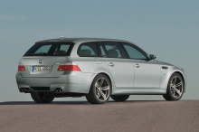 Автолюбители многих стран вынуждены страдать потому что BMW предлагает универсал M3 Touring только в некоторых странах Европы. Хотя варианты BMW M5 текущего и предыдущего поколения предлагались только с кузовом седан, поколение E60 породило вариант M