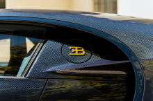 Это первый случай, когда Bugatti применяет такую отделку к автомобилю, и «это также первый случай, когда знаменитая эмблема Bugatti Macaron сверкает высококачественным золотом на подковообразной решетке радиатора».