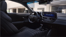 Поставки клиентам обновленного представительского седана Lexus ES начнутся в октябре 2022 года.