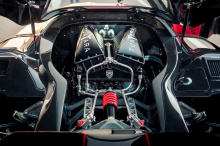 SSC Tuatara приводится в движение безумным 5,9-литровым бензиновым двигателем V8 с двойным турбонаддувом, который производит около 1350 лошадиных сил на бензине и астрономические 1750 л.с. на E85.