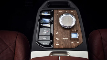 Впервые мы увидели дебют новейшей системы OS8 iDrive на полностью электрической модели iX, затем на i4 и последующих 2-й серии Active Tourer. BMW заявляет, что внедрение Android Automotive в «определенные модельные ряды» начнется в марте 2023 года и 