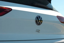 VW Golf R остается одним из самых обманчиво быстрых автомобилей в своем классе и народным чемпионом.
