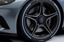 Окрашенная в гладкий серебристый цвет (похоже на Skyfall Silver), ливрея Maverick добавляет смелые синие акценты на решетку радиатора, задний диффузор, контрфорсы и шины Pirelli P Zero. Как и на истребителе в фильме, на двери водителя есть даже накле