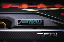 ABT не только улучшает характеристики на прямой, RS3-R получает новые пружины подвески и спортивный стабилизатор поперечной устойчивости. Есть даже дополнительная регулируемая по высоте подвеска V3 из нержавеющей стали с люфтом от 20 до 40 миллиметро