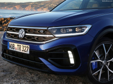 Volkswagen T-Roc был обновлен к 2022 году, и за ним следует спортивный вариант T-Roc R, с ценой от эквивалента 2,9 млн рублей, новый автомобиль претерпел небольшие изменения снаружи, а также некоторые обновления в интерьере.