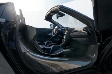 McLaren 765LT Spider оснащен 4,0-литровым двигателем V8 с двойным турбонаддувом мощностью 755 лошадиных сил, который разгоняется до 100 км/ч всего за 2,7 секунды. Держите ногу ровно в течение семи секунд, и вы очень быстро достигнете 200 км/ч.